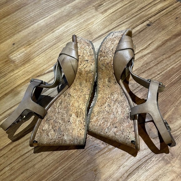 Jimmy Choo Women’s Pilar T-strap Leather Cork Wedge Tan Leather Platform - Picture 5 of 13